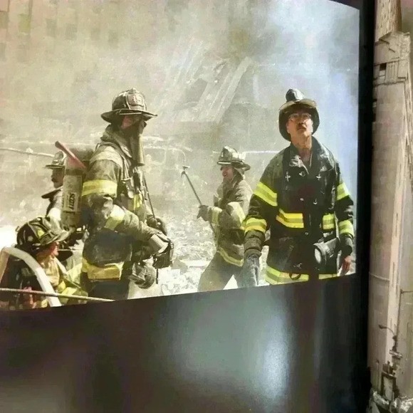 WORLD TRADE CENTER Giants that Defied the Sky book - Picture 4 of 5